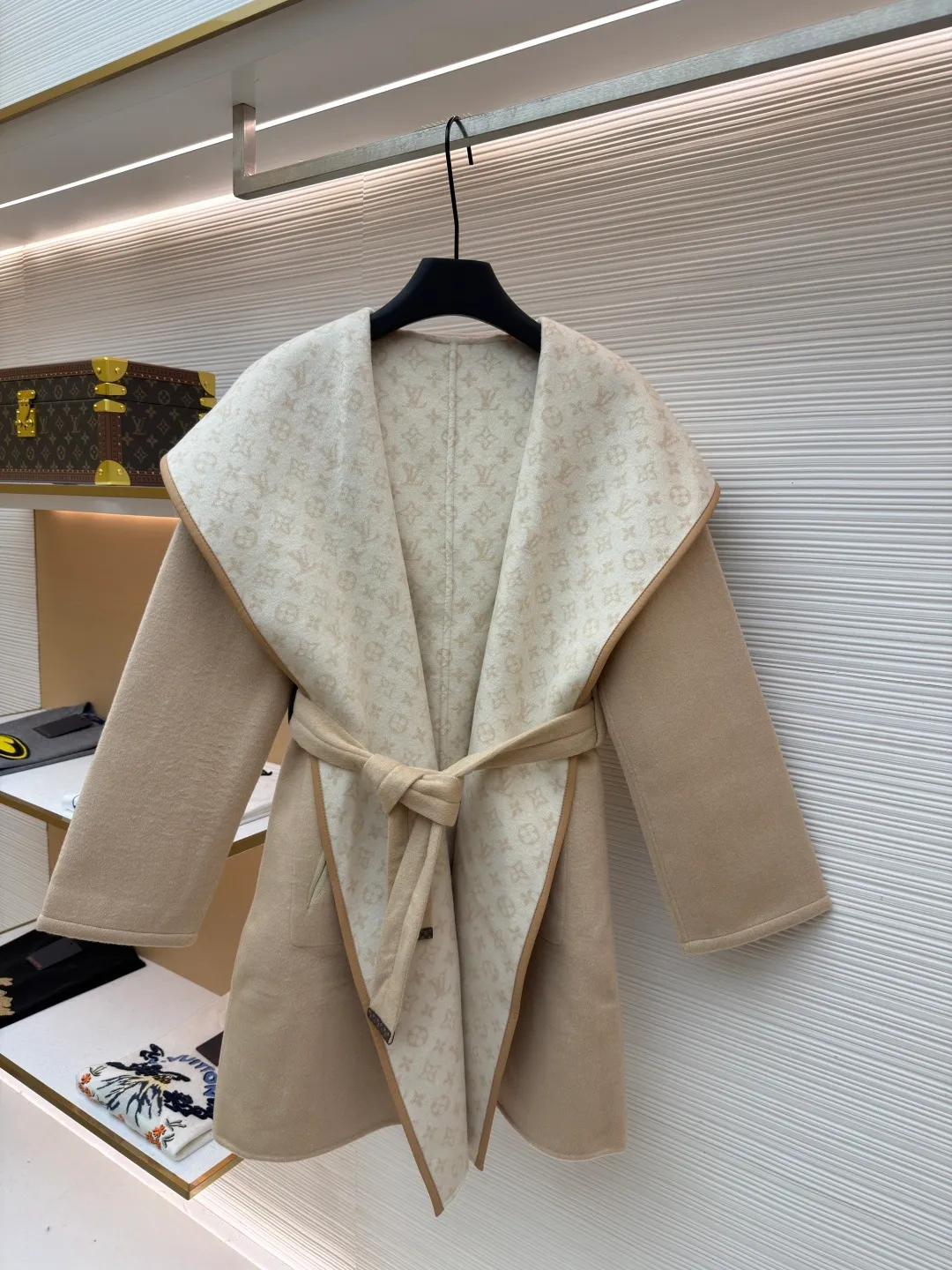 LOUIS VUITTON Wool lace-up hooded coat (mid-length) ●Original version: Purchased and developed at 27999 ●Item number: 1682301-J025 ●Fabric: wool fabric ●Technology: jacquard production ●Color: sand color ●Version: loose fit ●Weight: about 1555 grams ●Size: 34-36-38-40 ●Description: This presbyopic wool coat is made of double-sided blended wool fabric imported from Italy. The main part is made of high-density matte black wool, which has been pre-shrunk and steam-set to ensure that the fabric is stiff and not easily deformed. The large lapel and belt areas use jacquard weaving technology to present the classic presbyopic pattern as a three-dimensional texture. The pattern is digitally positioned and plated to ensure that the texture is symmetrical and clear. The body of the garment is unlined and double-sided sewn to reduce the weight of the garment while improving skin-friendliness. The cuffs and hem are hand-stitched to reveal exquisite details. The waist is customized with a wide belt of the same fabric, with an adjustable buckle design with invisible stitching, allowing the silhouette to be freely adjusted; the neckline adopts a double-layer composite structure, combined with the fixation process of hand-made arch stitches, to make the large lapels more three-dimensional. Every splicing follows the precision sewing standard of 1cm/8 stitches, perfectly integrating craftsmanship and design aesthetics. The overall wiring is straight and delicate, the fabric is comfortable and soft, and the color is consistent without color difference. It can be matched with the same style to create a fashionable look and control various occasions. Customized accessories, complete with three standards, same style for men and women!